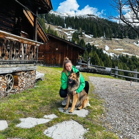 Janine mit ihrem Hund Theo