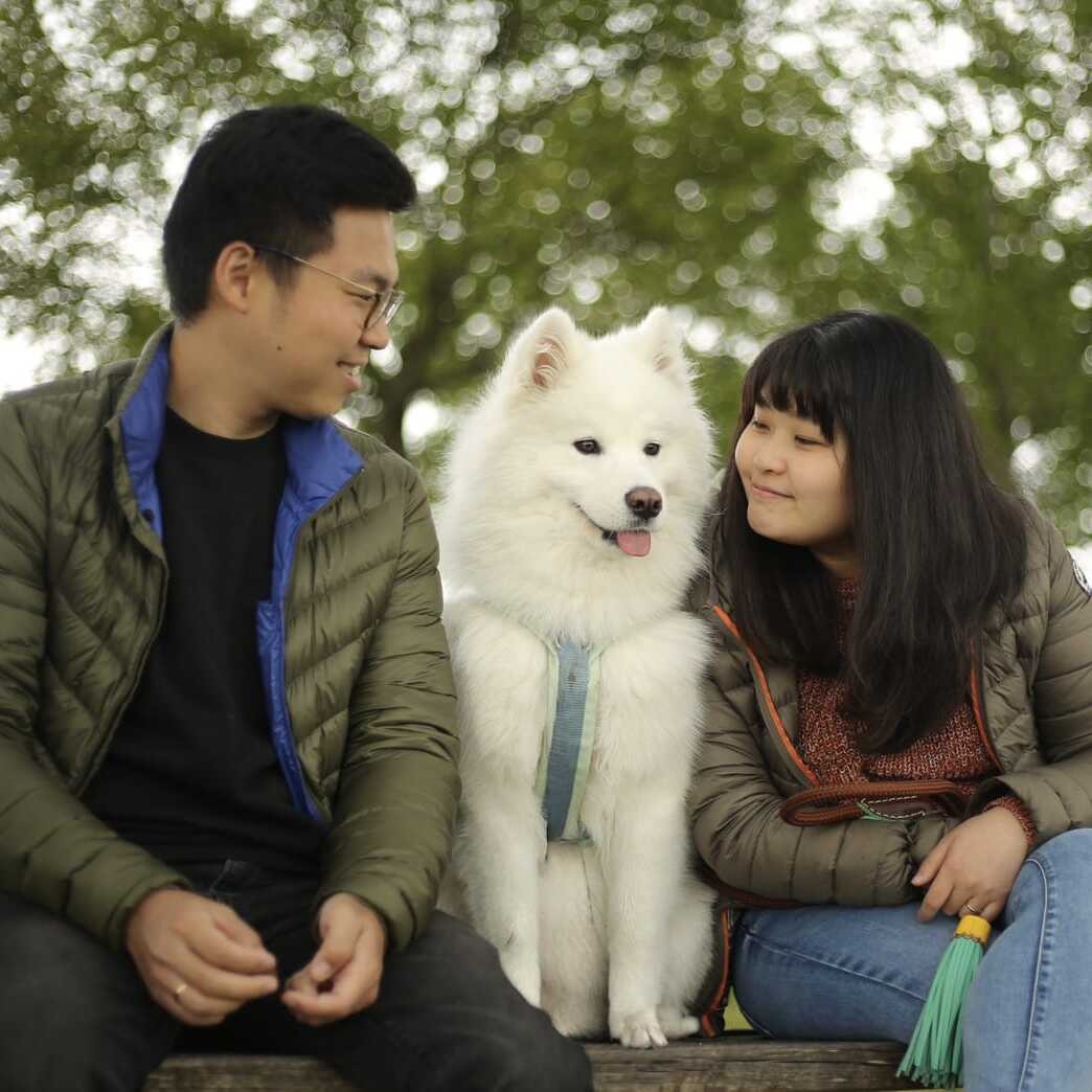 Saya und Pin mit ihrer Hündin Piya