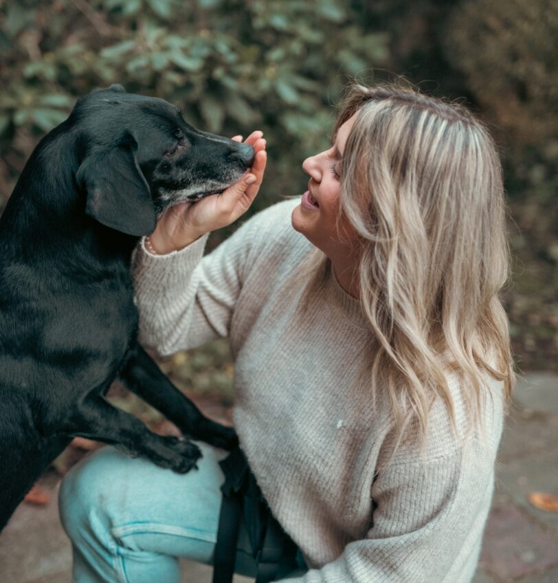 Julia Wenauer mit Hund Rudi beim Training
