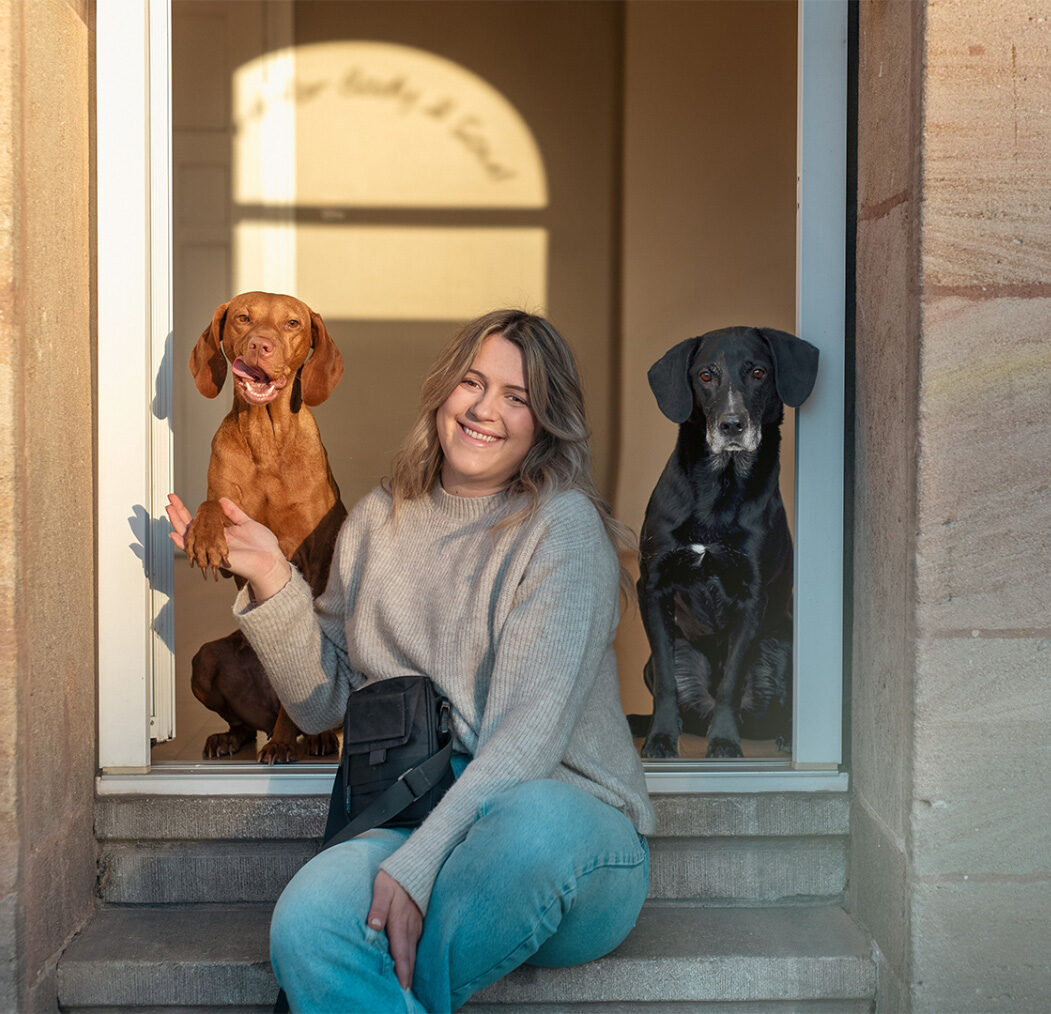 Julia Wenauer mit ihren Hunden Karla (links) und Rudi (rechts)